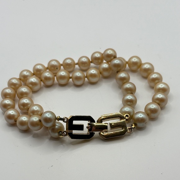 Givenchy 1977 Vintage Cream Pearl Bracelet with Gold Clasp 8.25” GG - Picture 1 of 8